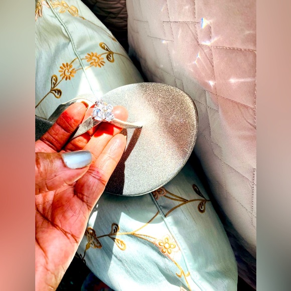 ✨ American Eagle✨ Metallic Silver Flip Flops W/Crystal Detail - Picture 4 of 10